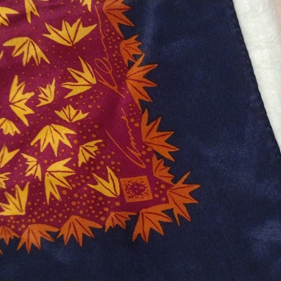 Stunning vintage Anne Klein abstract leaf design scarf - Picture 4 of 4